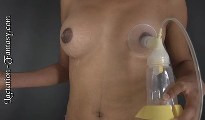 Chandell et Malaika, deux bébés allaitantes, pressent leur lait pour en extraire les seins.