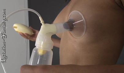 Chandell et Malaika, deux bébés allaitantes, pressent leur lait pour en extraire les seins.