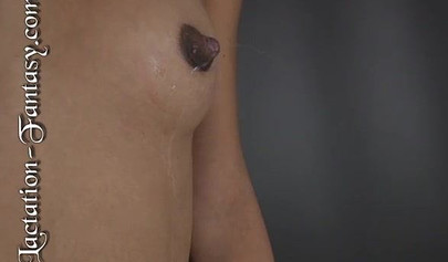 Chandell et Malaika, deux bébés allaitantes, pressent leur lait pour en extraire les seins.