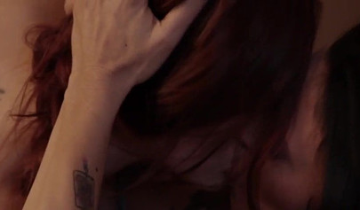 Sexy MILF Karlie Montana befriedigt Zoey Holloways feuchte Muschi mit den Fingern.