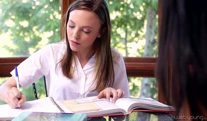 As beldades Aubrey Star e Layla Sin atingem o orgasmo enquanto transam.
