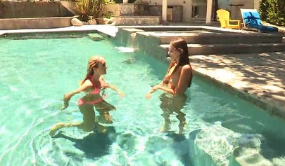 Lezbos Brett Rossi and Celeste Star kiss in the pool before having sofa sex