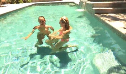 Lezbos Brett Rossi and Celeste Star kiss in the pool before having sofa sex