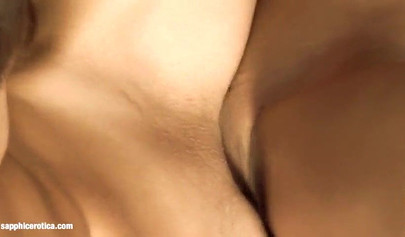 Lesbiche giocose si infilano i pugni nelle vagine a vicenda su un tavolo di legno.