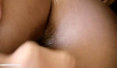 Erotik lezbiyenler birbirlerinin vajinalarını tadıyor ve makaslama pozisyonunda sevişiyorlar.