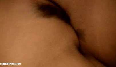 Erotik lezbiyenler birbirlerinin vajinalarını tadıyor ve makaslama pozisyonunda sevişiyorlar.