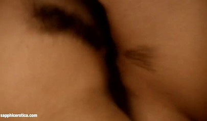 Erotik lezbiyenler birbirlerinin vajinalarını tadıyor ve makaslama pozisyonunda sevişiyorlar.