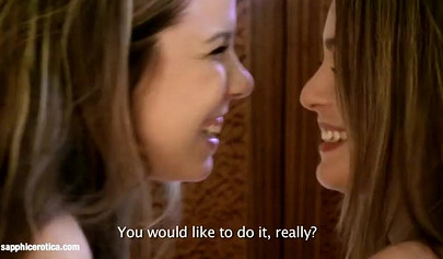 Erotik lezbiyenler birbirlerinin vajinalarını tadıyor ve makaslama pozisyonunda sevişiyorlar.