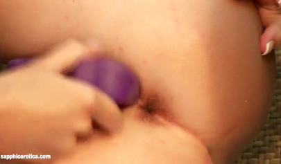 Zwei Blondinen und eine Brünette vergnügen sich im Freien mit ihren Schamlippen.