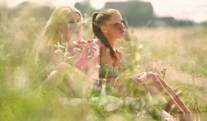 Adolescenti deliziose si spogliano e fanno sesso nella natura