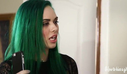 La lesbiana tatuada Kleio Valentien disfruta de una ardiente sesión de sexo oral con su novia de pelo verde.