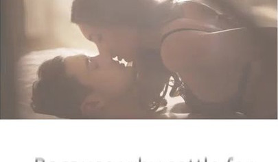 As adolescentes Melissa Moore e Lana Rhoades fazem movimentos de tesoura antes de brincarem uma com a outra.
