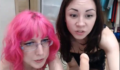 Morena safada transa com sua namorada de cabelo rosa usando um strap-on.