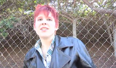 Una lesbiana tetona de pelo rosa se come el delicioso coño de su novia