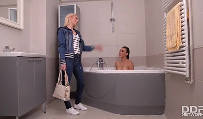 Nesty et Tiffany, lesbiennes, font l'amour dans la baignoire