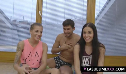 Sexy twins share a lucky dude's dick in a threesome