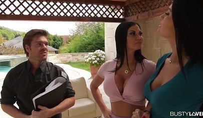 Büyük göğüslü eşler Jasmine Jae ve Ania Kinski, anal üçlü seks sırasında bir penisi beceriyorlar.