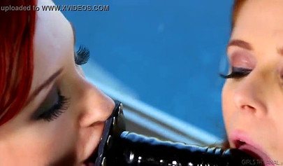 Die rothaarige Lesbe Penny Pax vögelt Violet Monroe mit einem Strap-On.