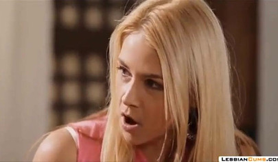 Una rubia eyacula mientras dos lesbianas la penetran simultáneamente.