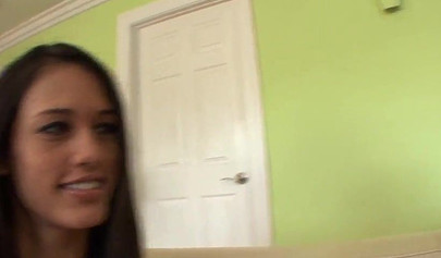 As safadinhas Casi James e Tiffany Thompson se dedilham e se lambem.