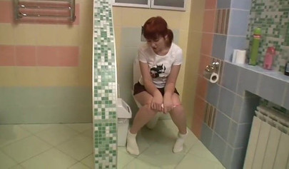 Lesbianas europeas en intensa acción de juego con sus vaginas en el jacuzzi.