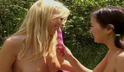 Cheerleader zeigen in einer Zusammenstellung ihre Sexkünste