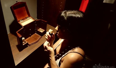 La ninfomane tatuata Katrina Jade scopa la procace latina Mercedes Carrera con uno strap-on
