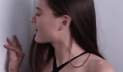 La despampanante Lana Rhoades, con un body, recibe placer oral de Dillion Harper.
