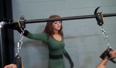 Gefesselte Wonder Woman wird in einem lesbischen Cosplay-Dreier gefickt