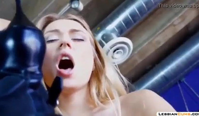 Pornostar Nina Hartley im Ganzkörperanzug hat Sex mit zwei lesbischen Teenagern im Dreier.