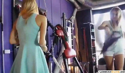 Pornostar Nina Hartley im Ganzkörperanzug hat Sex mit zwei lesbischen Teenagern im Dreier.