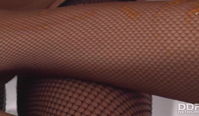 Les sublimes Kiki Cyrus et Haley Hill s'adonnent à un câlin mutuel de pieds en bas dans la baignoire