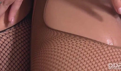 Les sublimes Kiki Cyrus et Haley Hill s'adonnent à un câlin mutuel de pieds en bas dans la baignoire