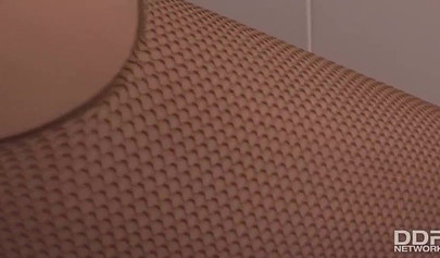 Les sublimes Kiki Cyrus et Haley Hill s'adonnent à un câlin mutuel de pieds en bas dans la baignoire