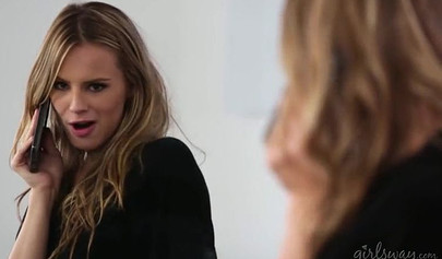 Die Blondinen Jillian Janson und Karla Kush vergnügen sich am Weihnachtsabend mit der Schere.