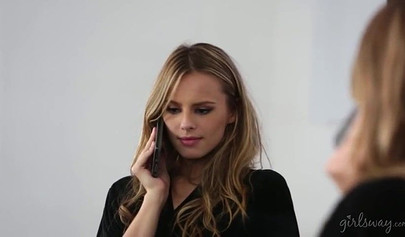 Die Blondinen Jillian Janson und Karla Kush vergnügen sich am Weihnachtsabend mit der Schere.