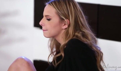 Die Blondinen Jillian Janson und Karla Kush vergnügen sich am Weihnachtsabend mit der Schere.