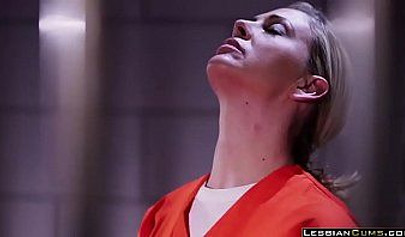 La lesbiana Karlee Grey follando con su compañera de habitación en la celda de la prisión.