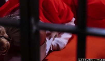 La lesbiana Karlee Grey follando con su compañera de habitación en la celda de la prisión.