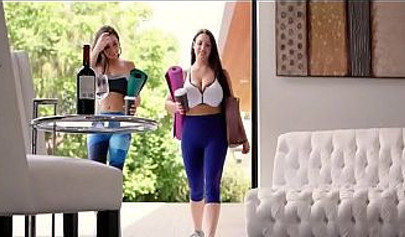 As amantes lésbicas Karlee Grey e Angela White se esfregam no sofá.