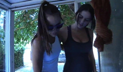 Le bellissime Celeste Star e Kodi Gamble si divorano a vicenda le vagine in camera da letto.