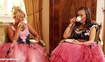 Die süßen Prinzessinnen Hailee und Mya ziehen sich aus und befriedigen sich gegenseitig.