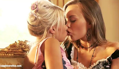 Die süßen Prinzessinnen Hailee und Mya ziehen sich aus und befriedigen sich gegenseitig.
