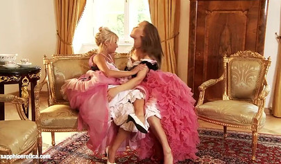 Die süßen Prinzessinnen Hailee und Mya ziehen sich aus und befriedigen sich gegenseitig.