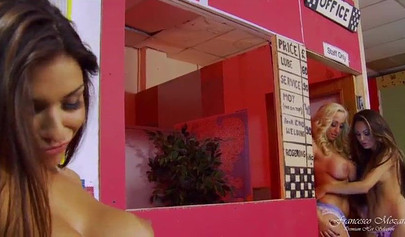 Lindas garotas fazem sexo a quatro em um ménage à quatre lésbico.