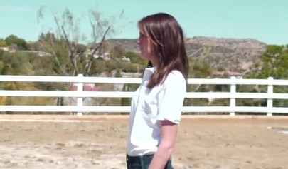 Развратные лесбиянки Джей Тейлор и Синн Сейдж занимаются страстным сексом в сарае.
