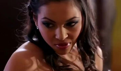 Una ragazza mora adolescente allarga le gambe e si fa leccare la figa dalla MILF Tanya Tate