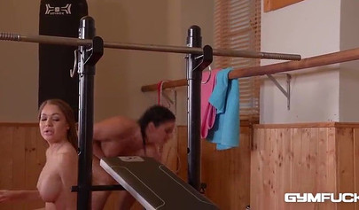 Die lesbischen Athletinnen Angelica Heart und Inna Innaki haben nach dem Training Analsex.