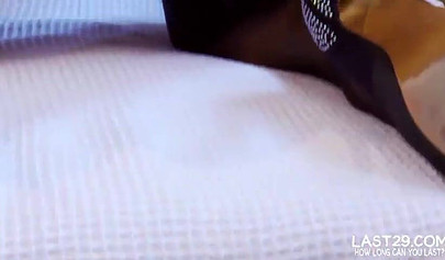 MILFs in Dessous spielen in einer 69-Stellung mit ihren rosafarbenen Muschis.