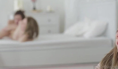 两个小女同性恋一边呻吟一边互相摩擦对方的穴口